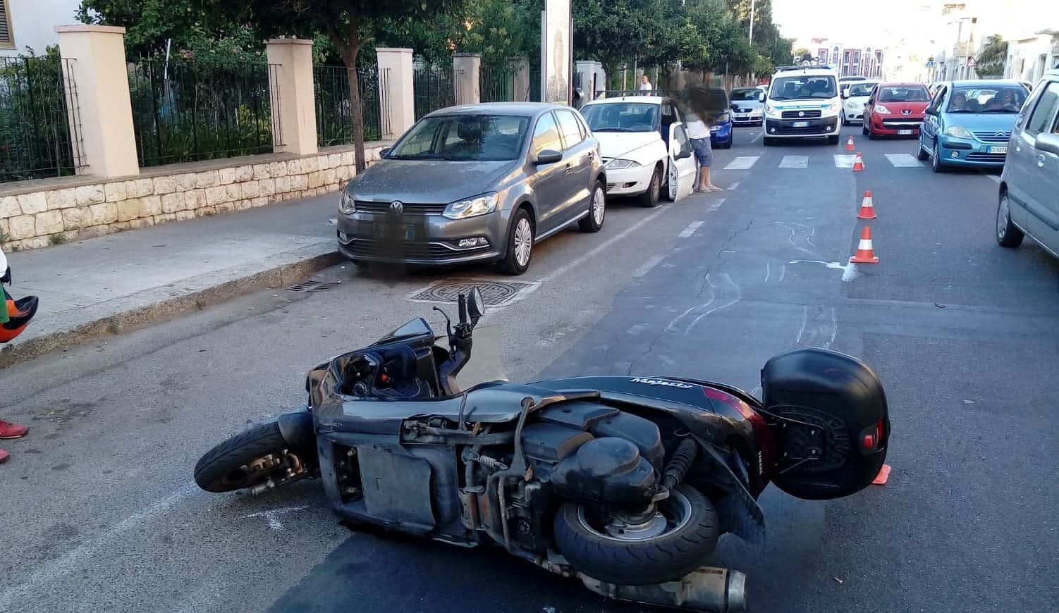 Apre la portiera dell’auto e centra in pieno un motociclista: incidente con feriti a Pirri