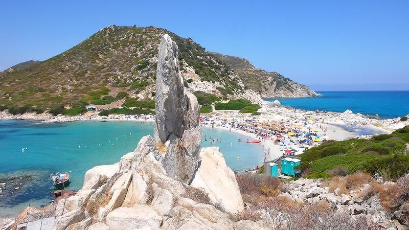 Villasimius, salasso per parcheggiare a Punta Molentis: “10 euro al giorno e non più di 200 auto”