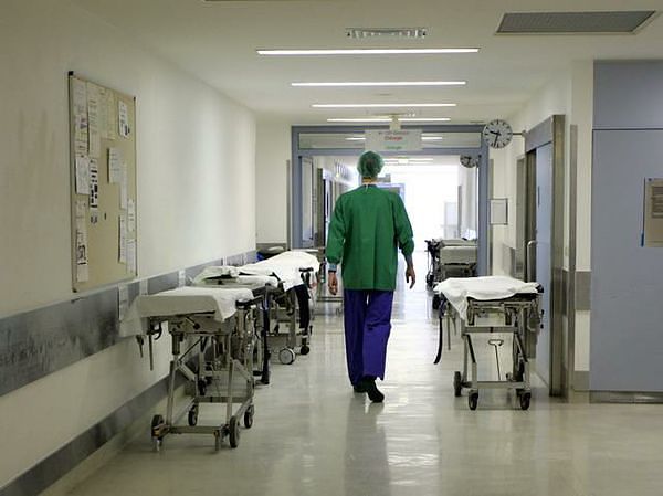 “Mia figlia affetta da una rara malattia attende una visita urgente al Microcitemico, ma mancano gli anestesiti”