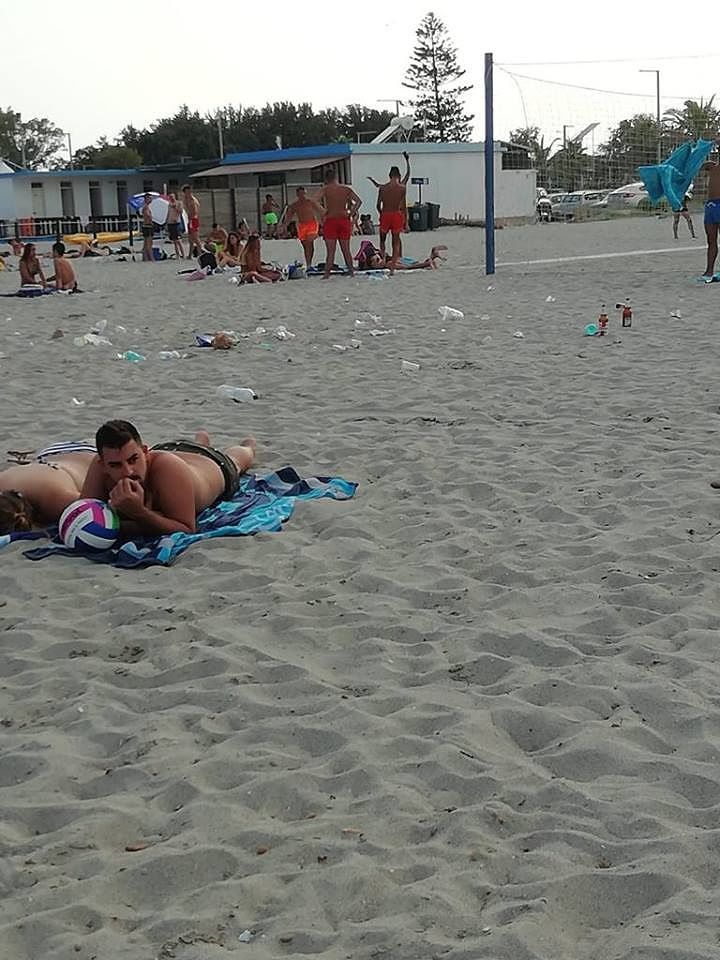 Letamaio Poetto: bande di supercafoni deturpano la spiaggia cagliaritana