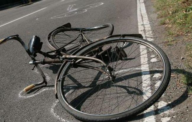 Sangue sulle strade della Sardegna, ciclista travolto e ucciso da un’automobile sulla 131