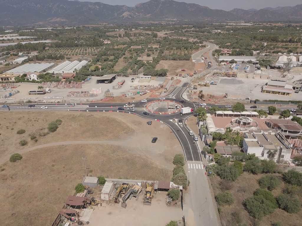 Nuova rotatoria per Pula finalmente riaperta, stop al caos sulla strada per il mare