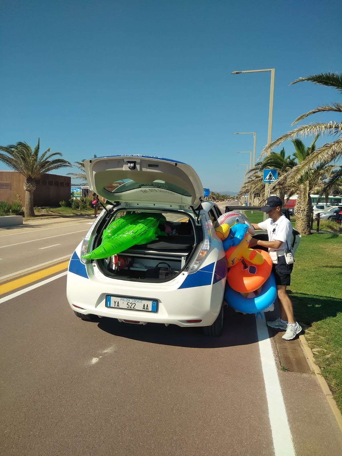 Poetto, guerra agli abusivi: la Municipale sequestra articoli da spiaggia