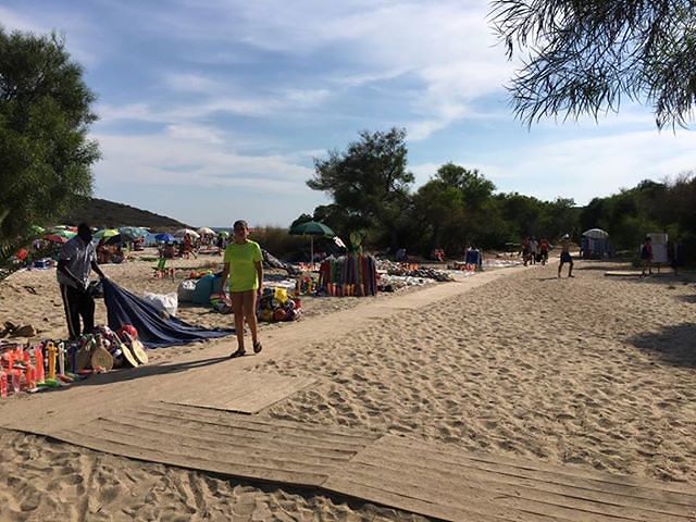 Tuerredda, il bazar dei venditori abusivi in spiaggia: “Salvini, subito i soldi per i controlli anche qui”