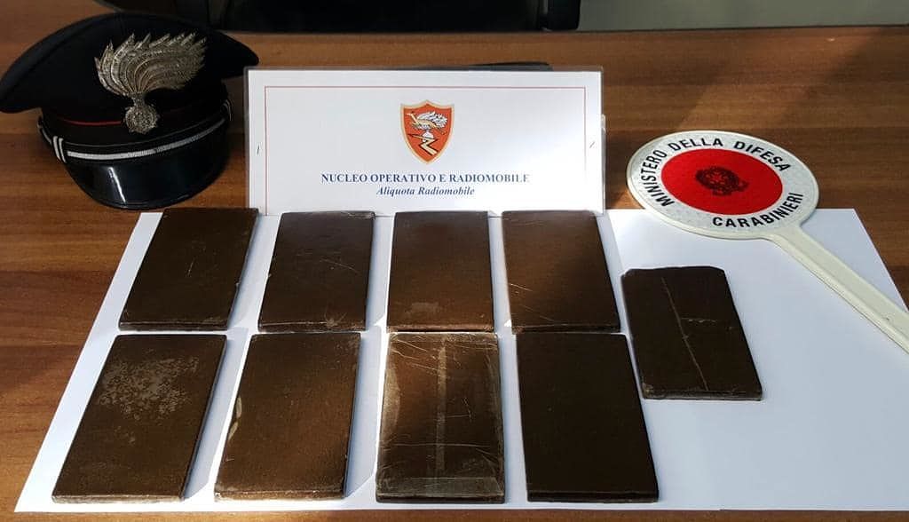 Pirri, 9 panetti di hascisc nascosti sotto il sedile dell’auto: 28enne di Capoterra in manette