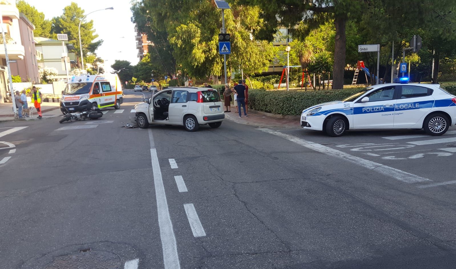Cagliari, mancata precedenza all’incrocio: ferite lievi per una motociclista
