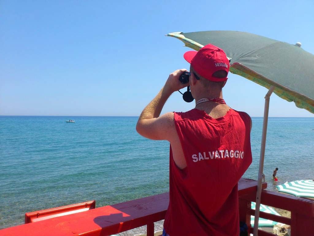 Si allontana dalla postazione di salvataggio: bagnino multato a Porto Pino