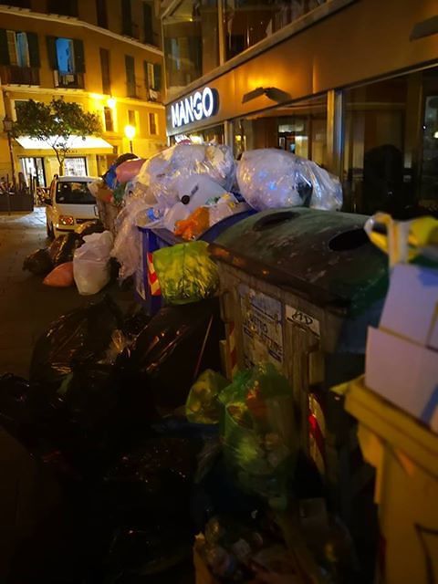 Agosto, benvenuti a Cagliari: la passerella tra i rifiuti accoglie i turisti nel Largo