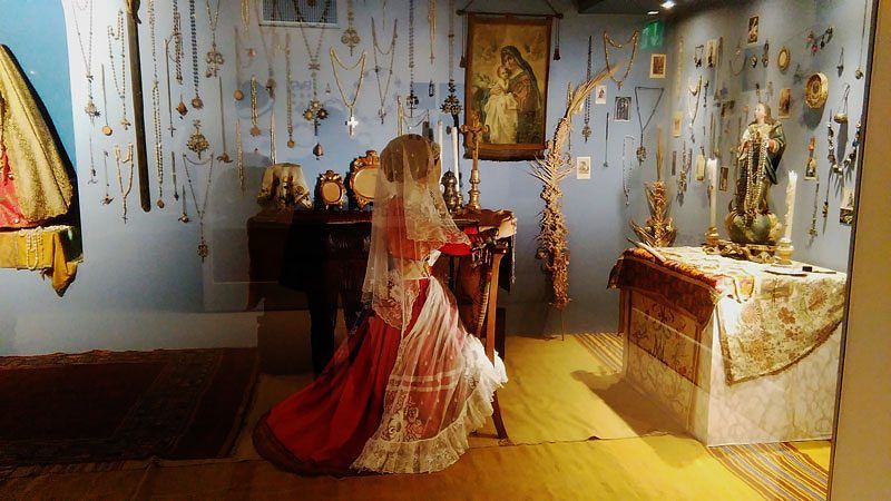 Domenica ingresso gratis al Museo del Costume, al Deleddiano e alla Collezione Cocco