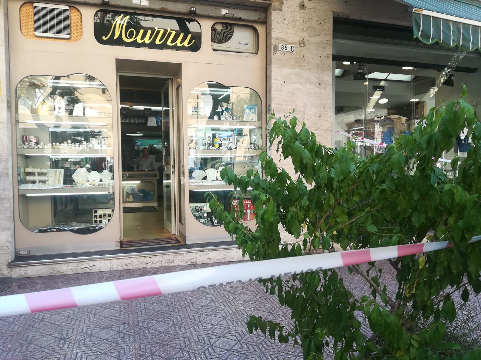 Cagliari, armati di pistola rapinano la gioielleria “Murru”: è caccia ai malviventi