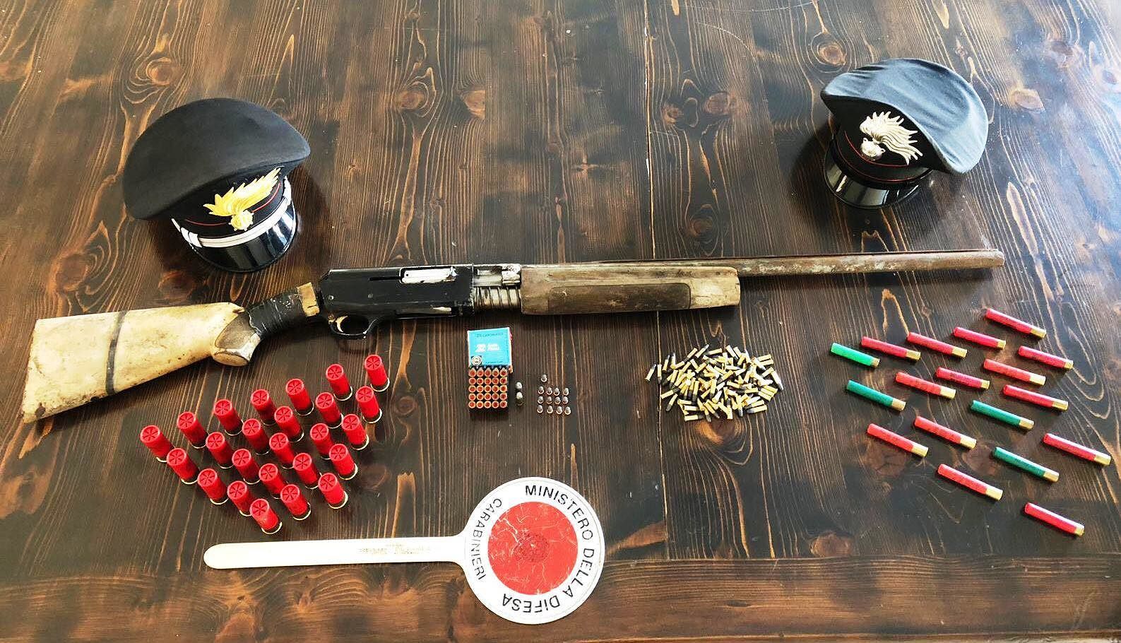 Trovato con un fucile con matricola abrasa e munizioni: in manette 60enne a Villacidro