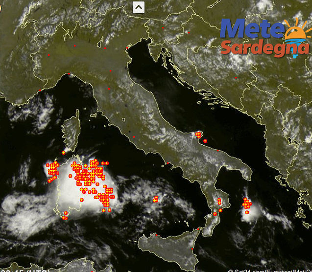Sardegna sotto una grande, unica enorme nube temporalesca: pazzo sabato di agosto