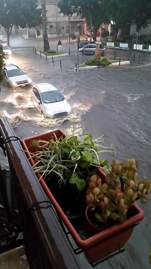 Benvenuti a Pirri, 4 agosto 2018: le strade trasformate in piscine, le auto respinte dall’acqua