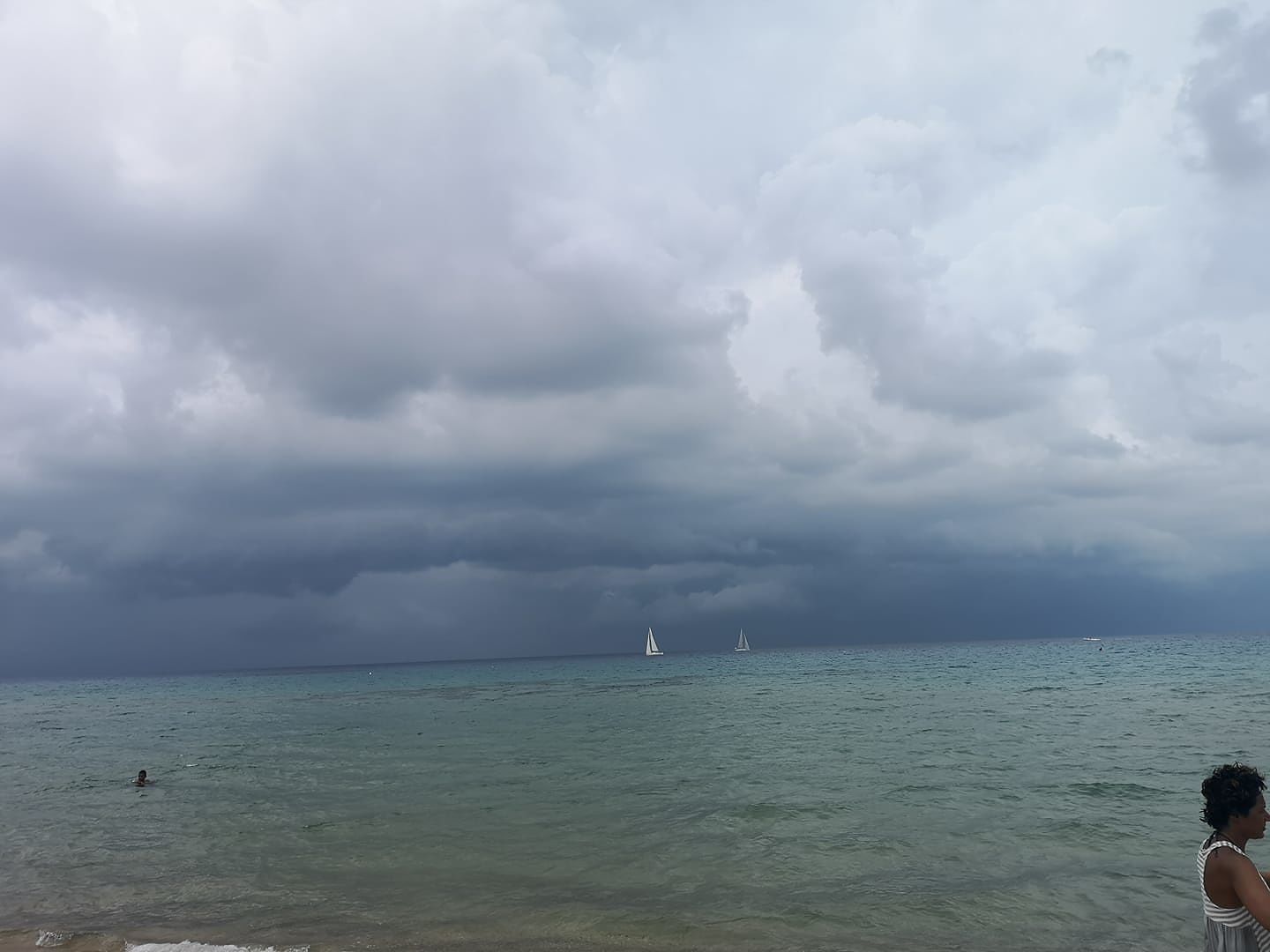 Chia, il bagno durante il temporale: il cielo scuro “spaventa” i turisti