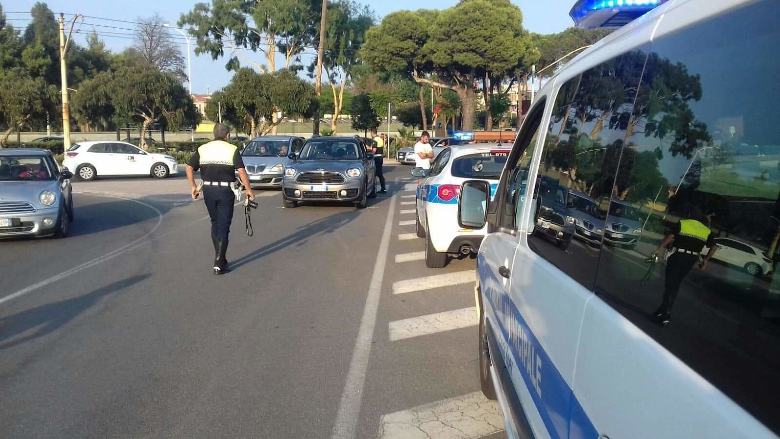 Cagliari, brutto incidente in via Vespucci: 23enne con la Mini investe una donna sulle strisce