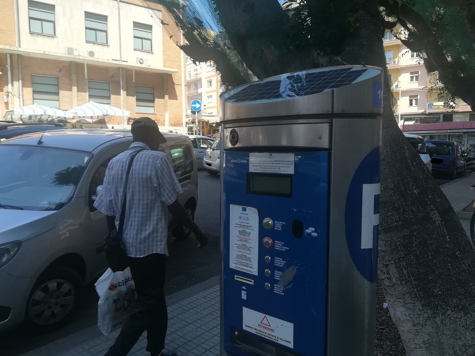Cagliari, fuori dal mercato arrivano i parcometri anti abusivi: “Stop ai ticket venduti sottobanco”