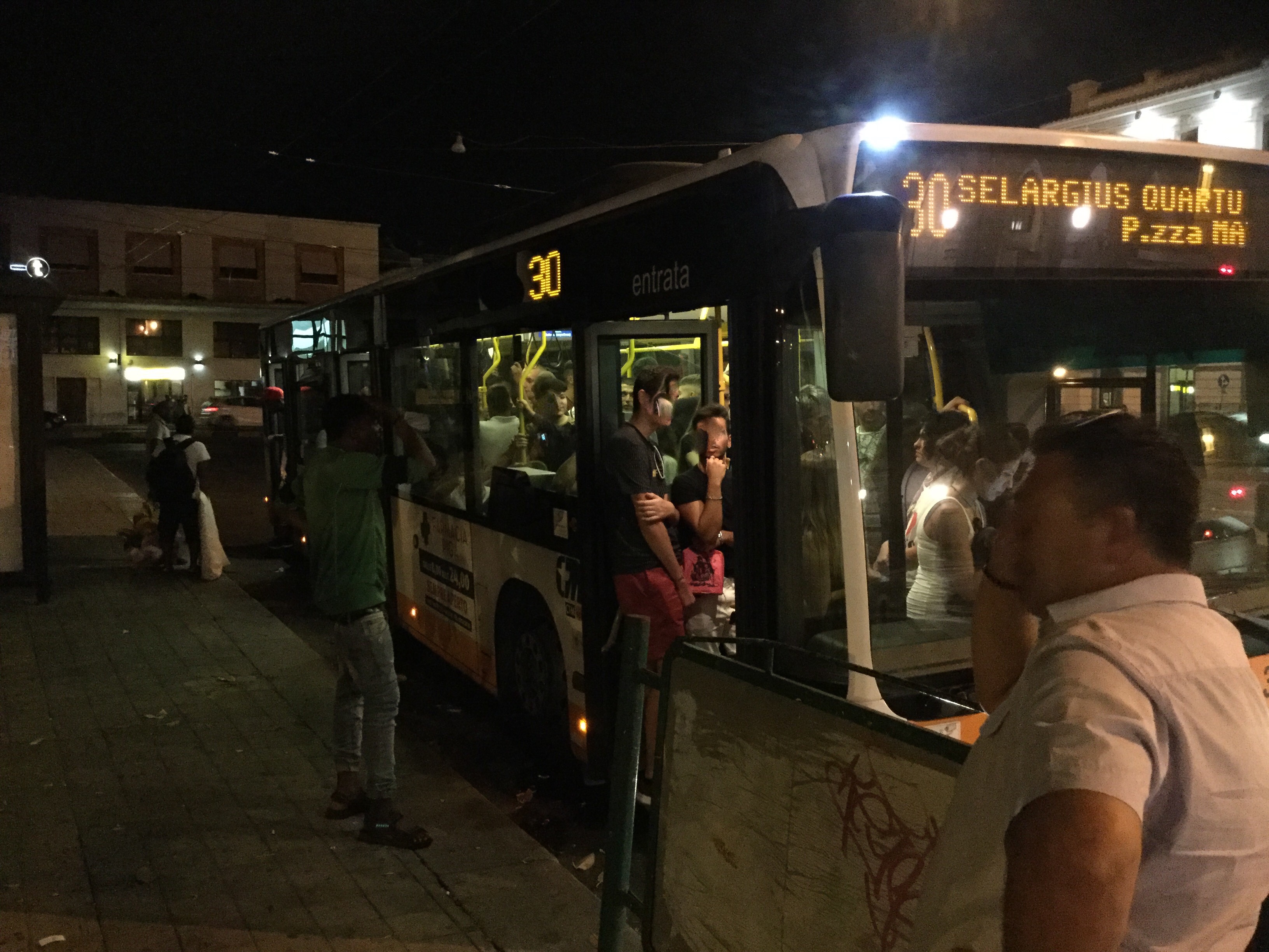Cagliari, “Notti Colorate” con beffa: “Meno corse del Ctm, il Comune non ha guardato gli orari”