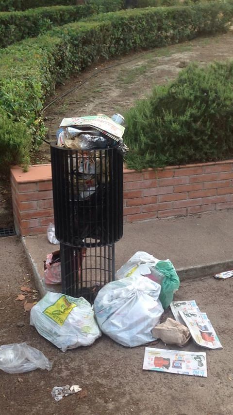 Cagliari, immondezzaio al Cep: altro che parchi, distesa di rifiuti in una città sempre più sporca
