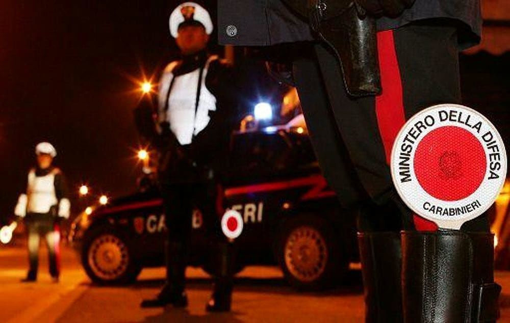Beve, si mette alla guida e si schianta contro un guard rail sulla 131: 60enne denunciato