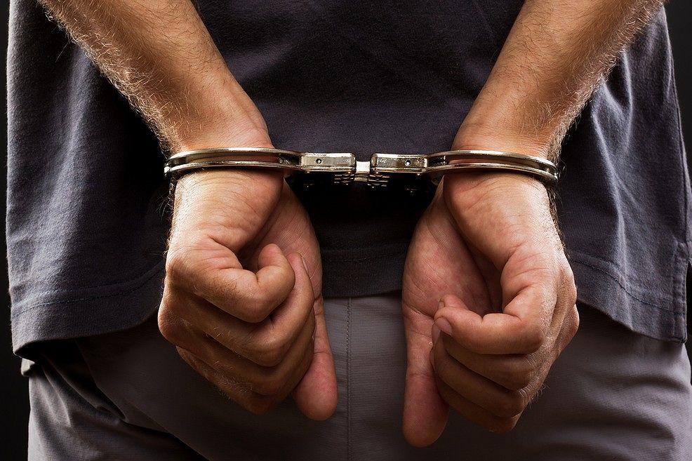 In chiesa rompe il leggio e si scaglia con un fedele che lo rimprovera: arrestato turista a San Teodoro