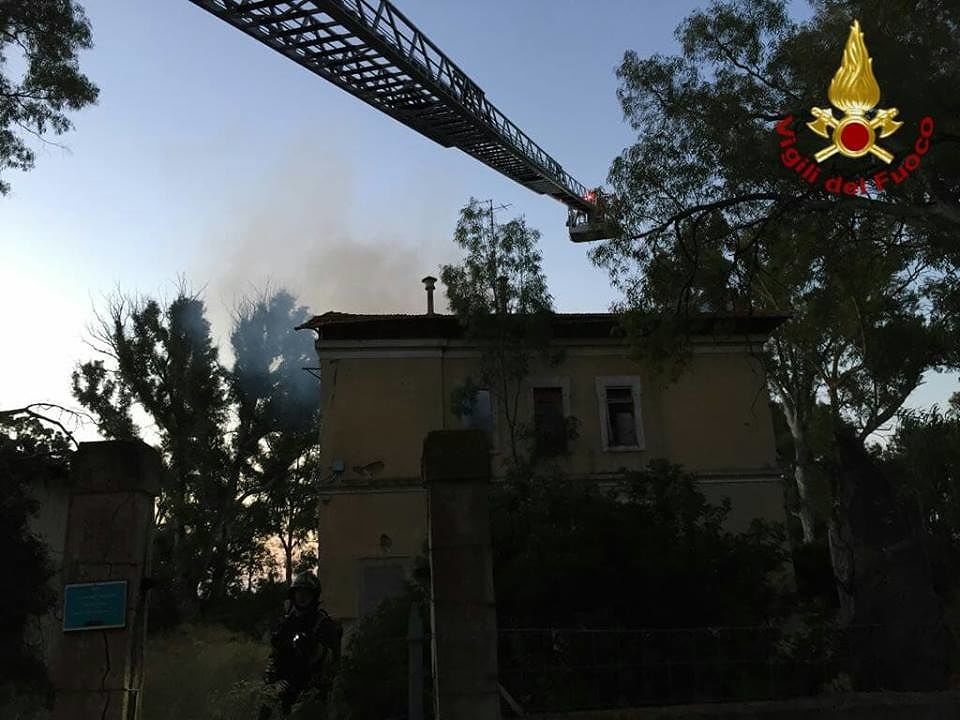 Paura ad Assemini, incendio in una casa domato a fatica