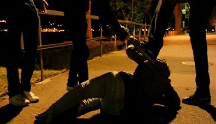 Orribile aggressione a una coppia di giovani italiani in vacanza: linciati da “branco” di coetanei