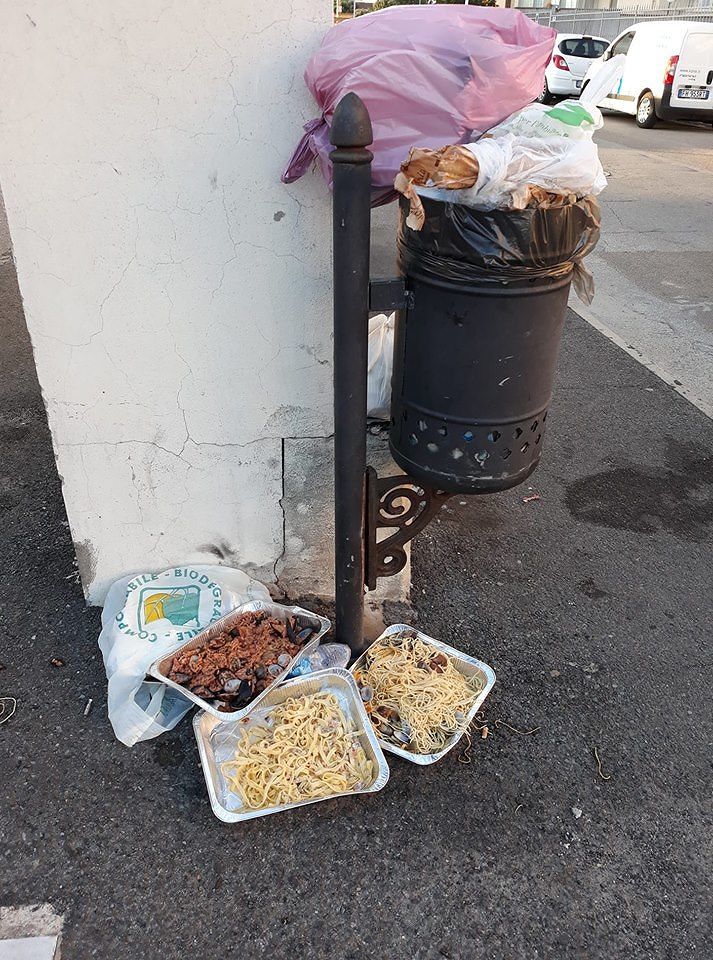 Vergogna ad Assemini, tagliatelle e pasta con arselle buttate per strada: “E c’è chi muore di fame…”