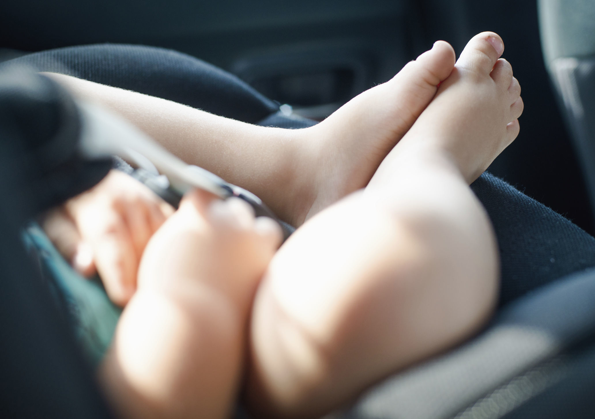 Lascia la figlia di 2 anni sola dentro l’auto a Cabras, mamma denunciata
