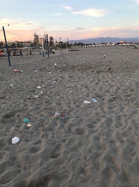I supercafoni del Poetto colpiscono ancora: una distesa di rifiuti in spiaggia