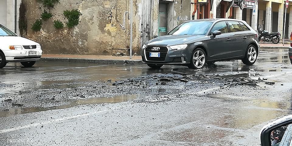 Cagliari, si squarcia l’asfalto in viale Sant’Avendrace: la pioggia mette a nudo i difetti delle strade
