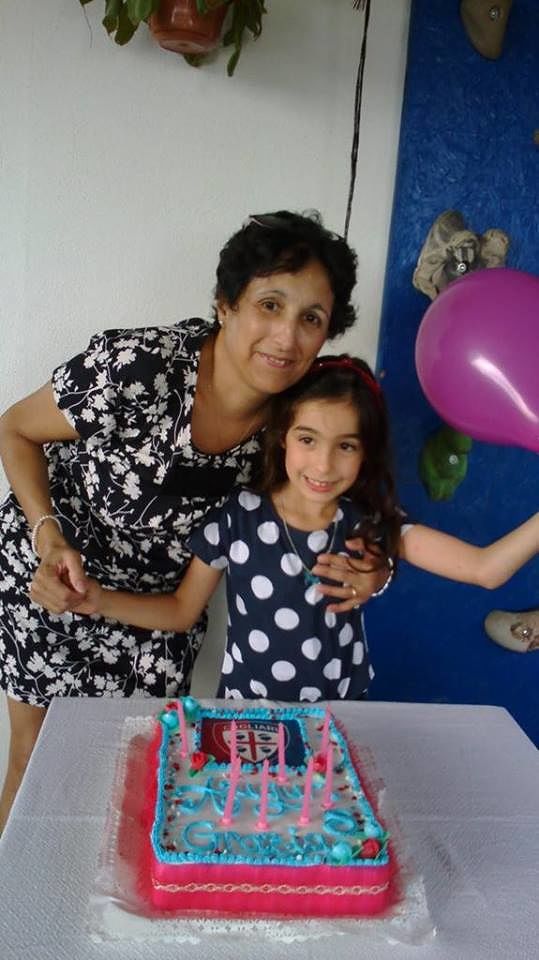La piccola Grazia compie 8 anni a Ulassai, per lei una torta tutta rossoblù