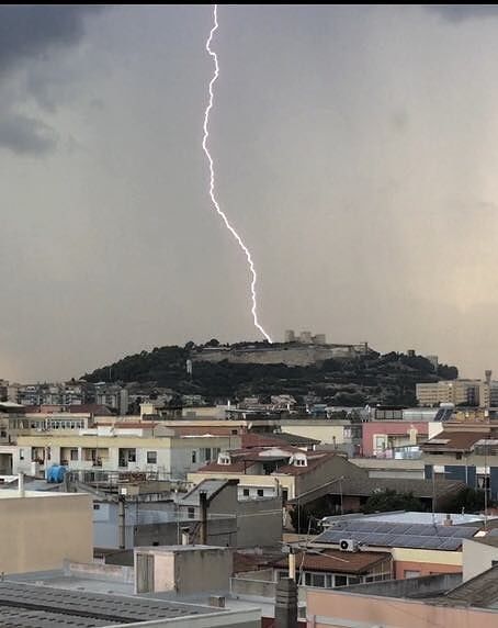 Fulmine sul Castello di San Michele: la spettacolare foto di Silvia Pirisi su Casteddu Online