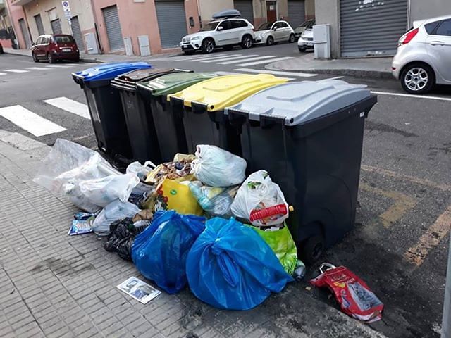 I mille paradossi del porta a porta a Cagliari: “Ritirano umido e vetro, lasciano il porcile degli incivili”