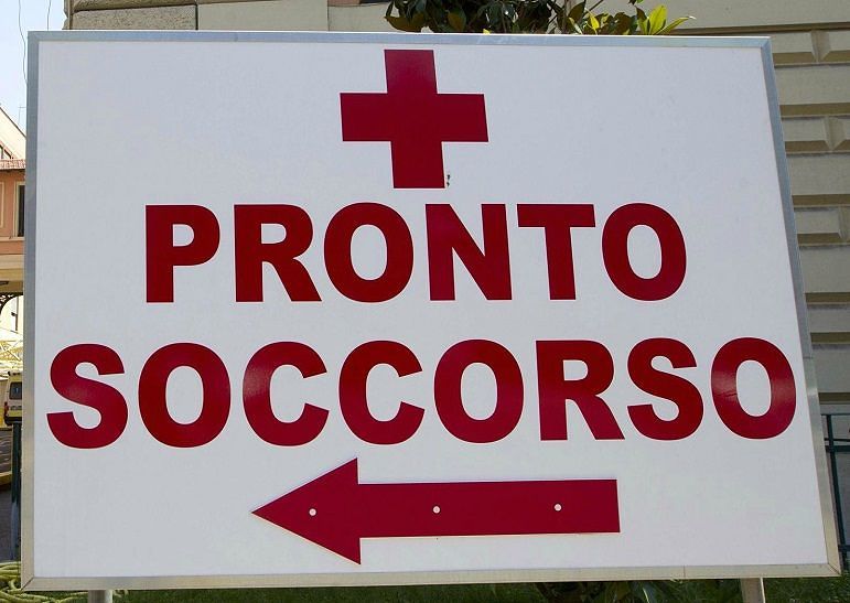 Si finge parlamentare per saltare la fila al pronto soccorso