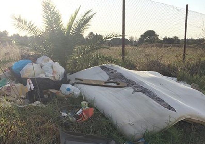 Monserrato, spazzatura e degrado in via Terra e Teula: “Così da un mese”