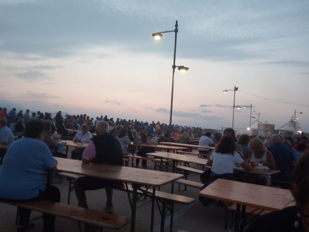 Cagliari, grande successo per la Sagra del pesce a sant’Elia: fritto misto per quindicimila sardi
