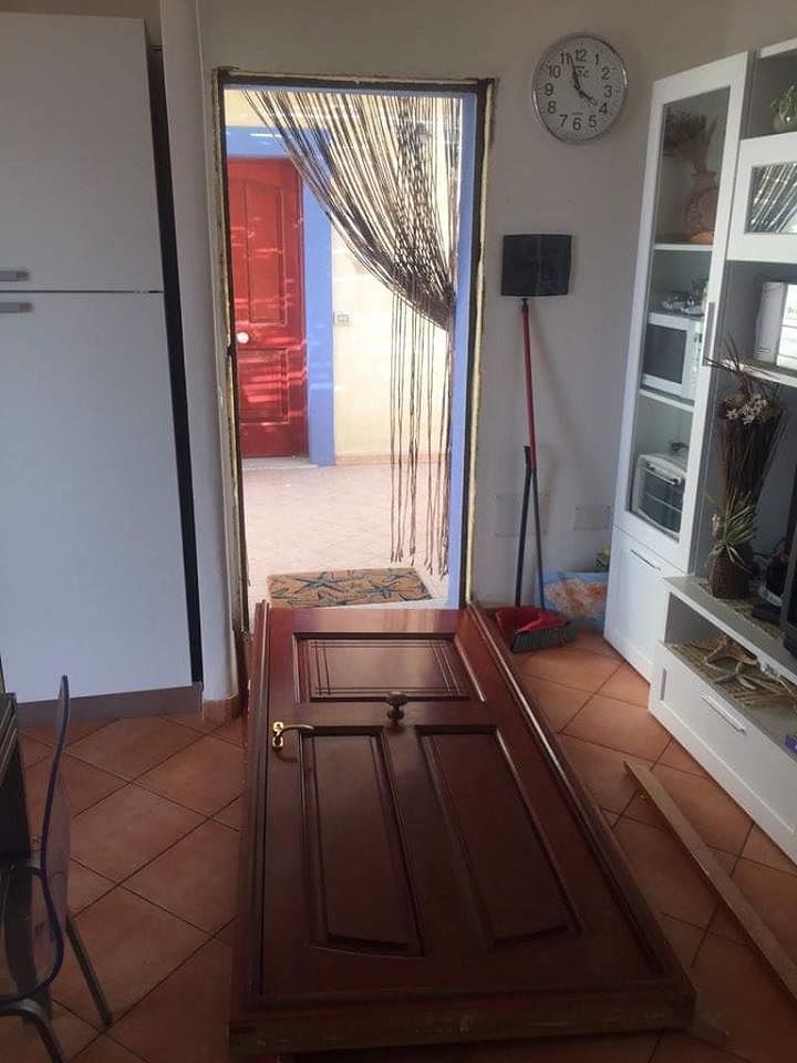 Castelsardo, ladri scatenati nelle case al mare: “Dalla nostra hanno preso pure iPhone e Ipad”