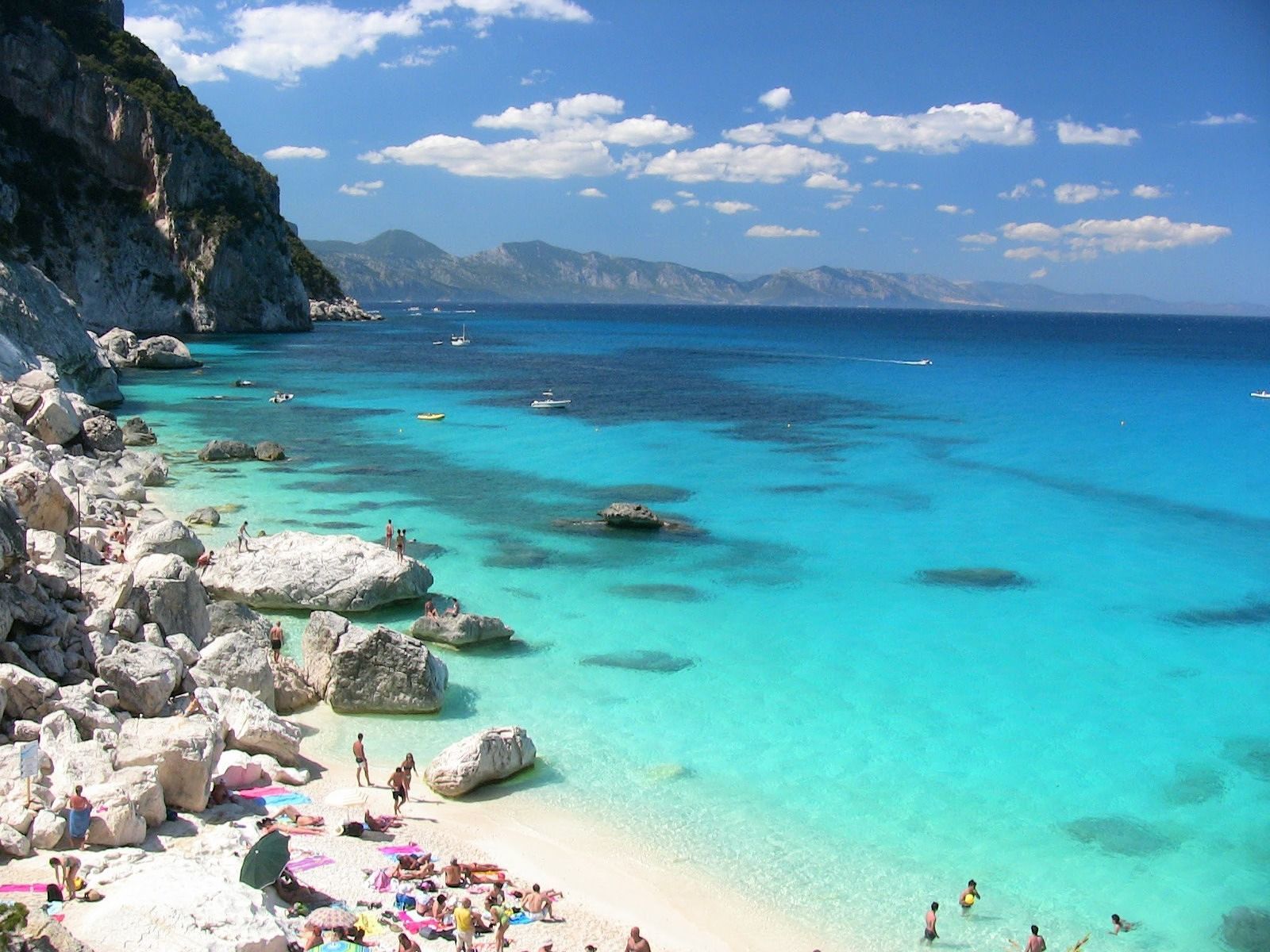 Tragedia a Baunei, turista muore stroncato da infarto a Cala Goloritzè