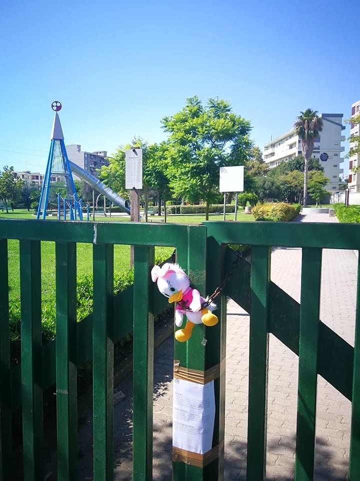 Pitz’e Serra, parco chiuso senza i giardinieri (quasi) licenziati: bambini tristi lasciano pupazzi e messaggi di solidarietà