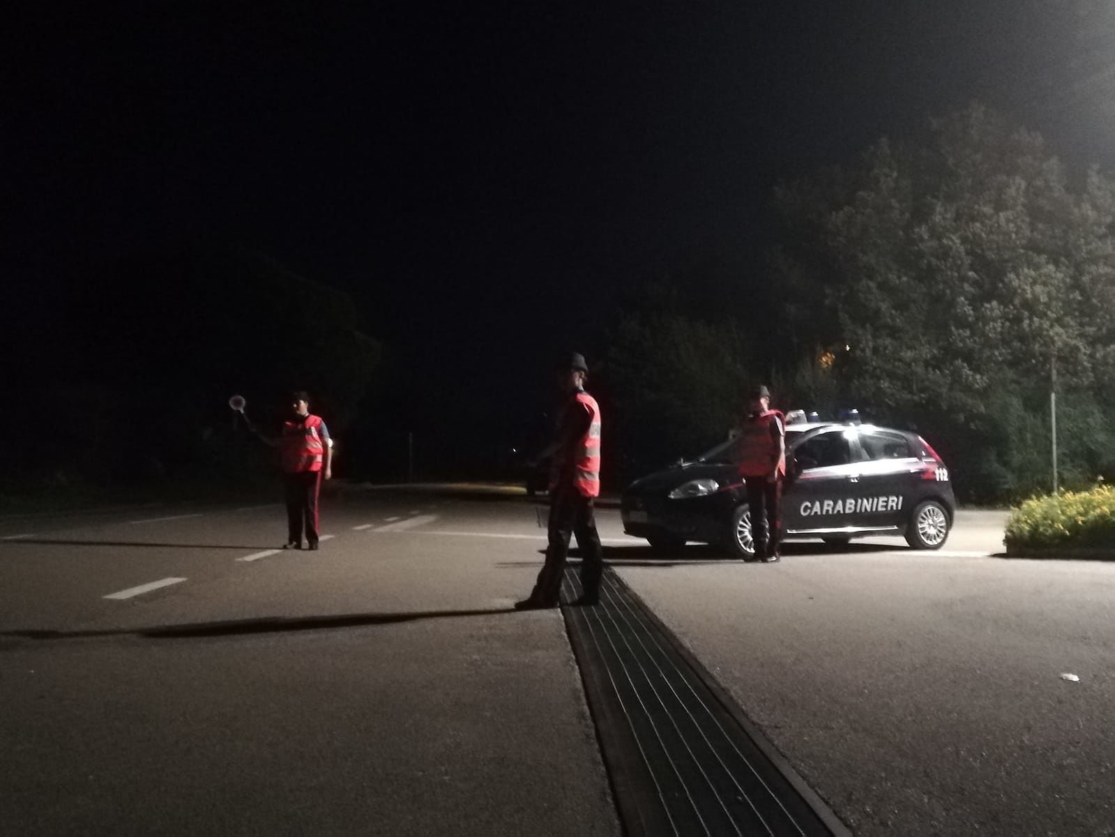 Sorpreso a rubare pneumatici da un’auto in sosta, 20enne in manette a Costa Rei