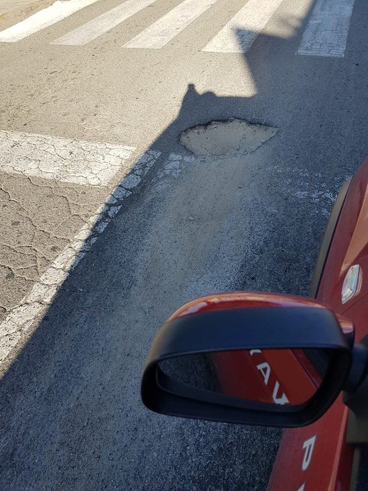 Monserrato, la città delle voragini: guardate la maxi buca di via San Gottardo