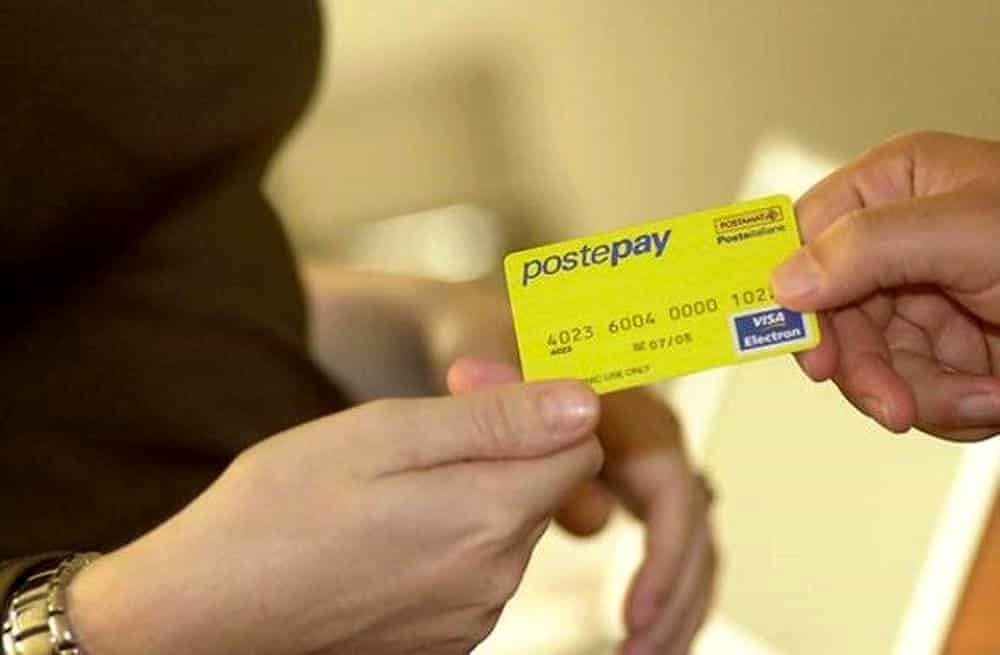 “Postepay bloccata dalla Polizia Postale”: il messaggio mette in allarme ma è una truffa