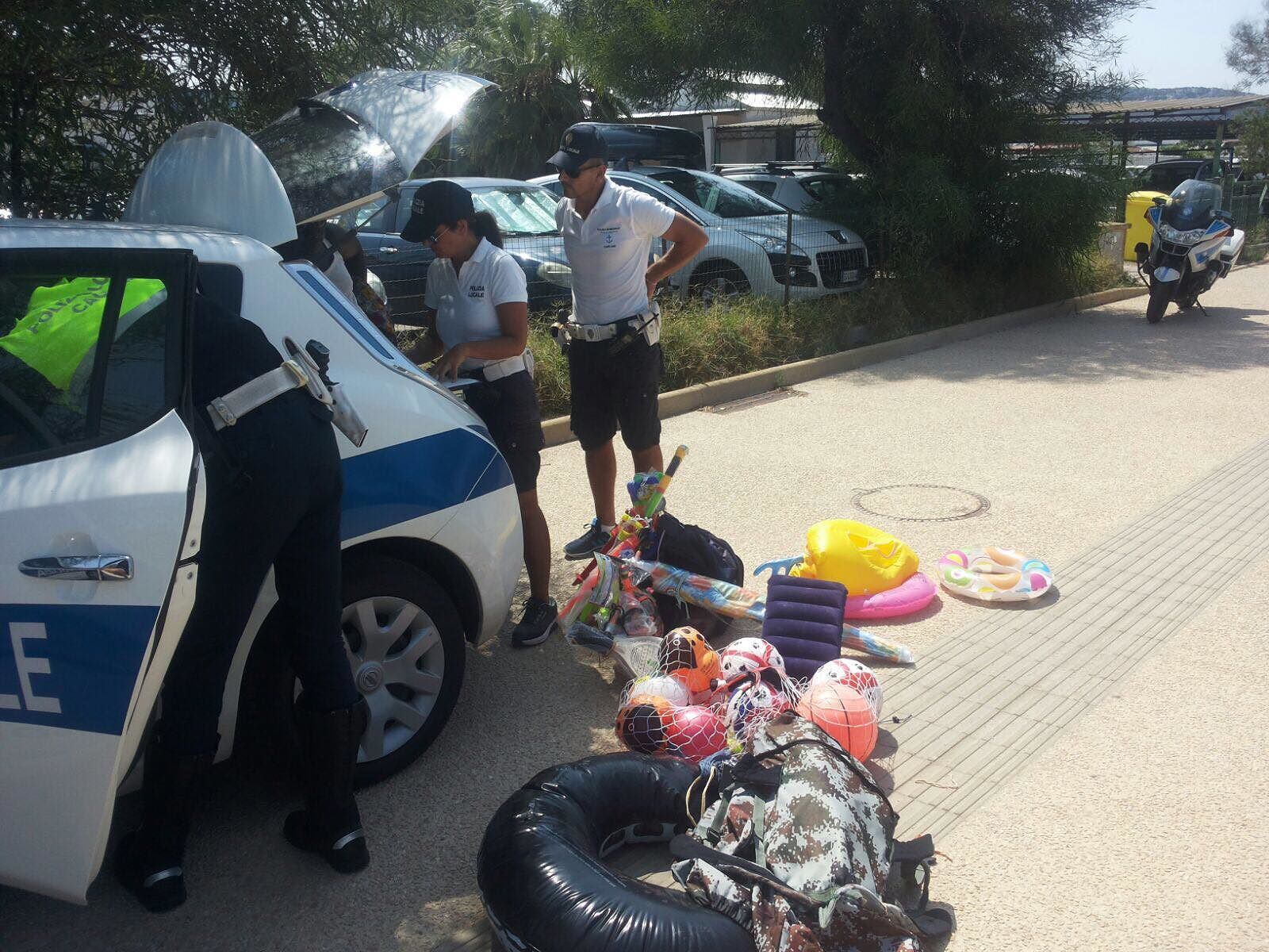 Cagliari, lo fermano per un controllo ma lui scappa: multato e denunciato ambulante abusivo