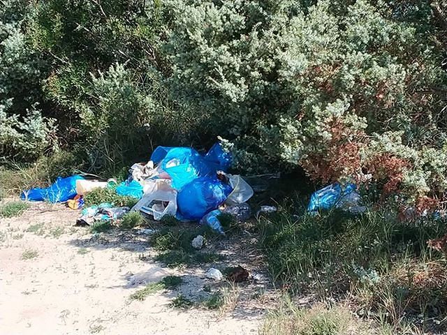 Costa Rei, la discarica a cielo aperto a due passi dallo Scoglio di Peppino