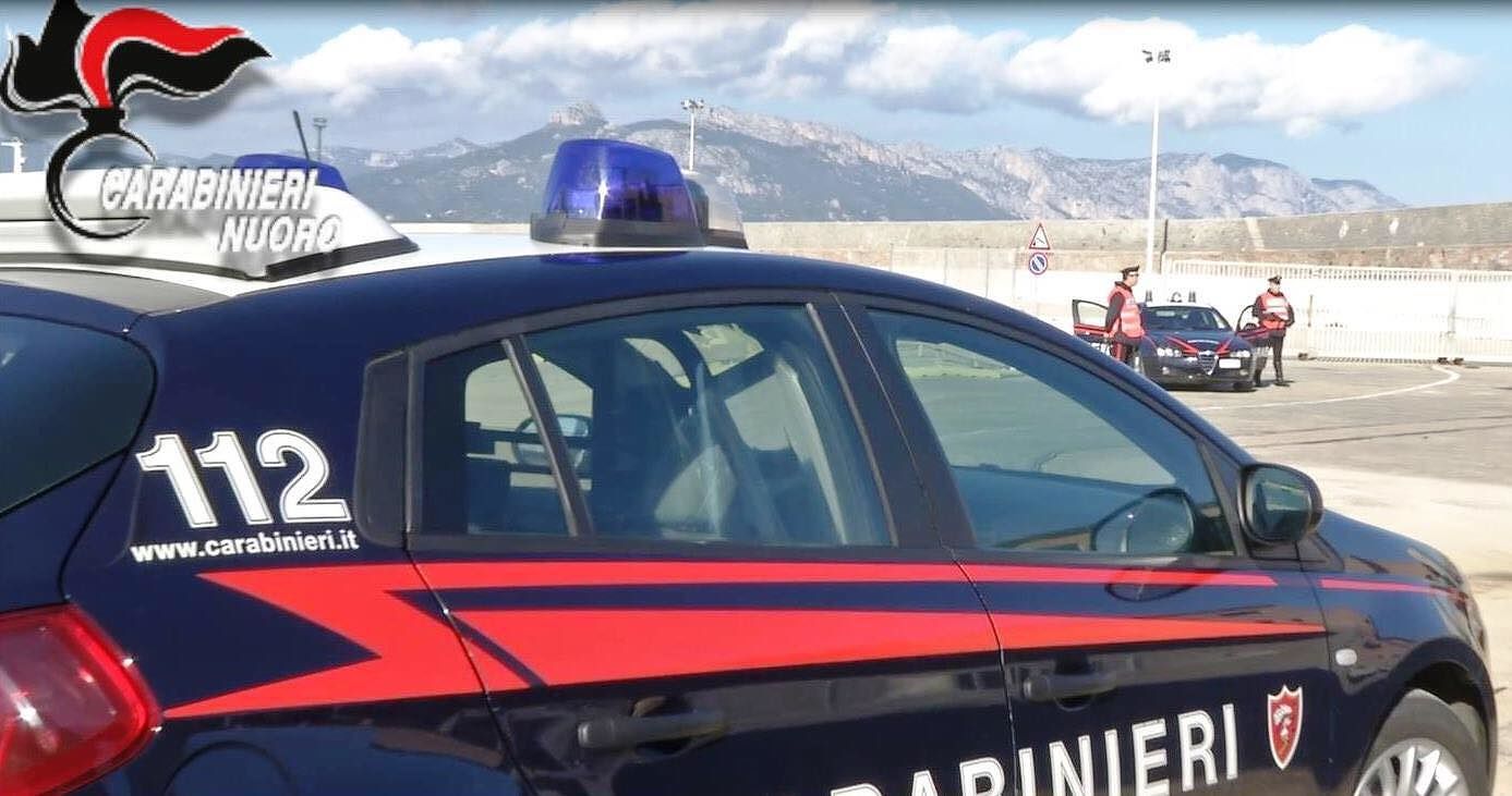Lei lo vuole lasciare, scoppia la lite: donna accoltella il marito a Tortolì