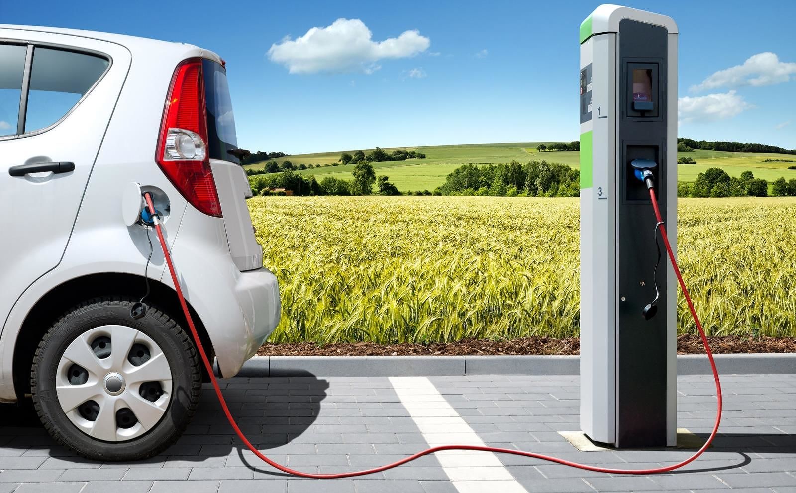 In Sardegna cresce la voglia di auto elettriche: in arrivo l’appalto per 600 colonnine di ricarica