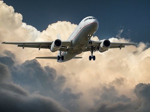 Passeggero ubriaco semina il panico su un aereo: arrestato dopo l’atterraggio d’emergenza