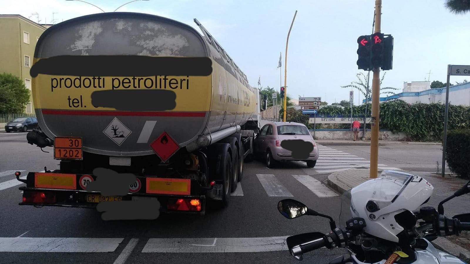 Cagliari, scontro tra un’autocisterna e una 500 in viale Colombo: ferita una ragazza