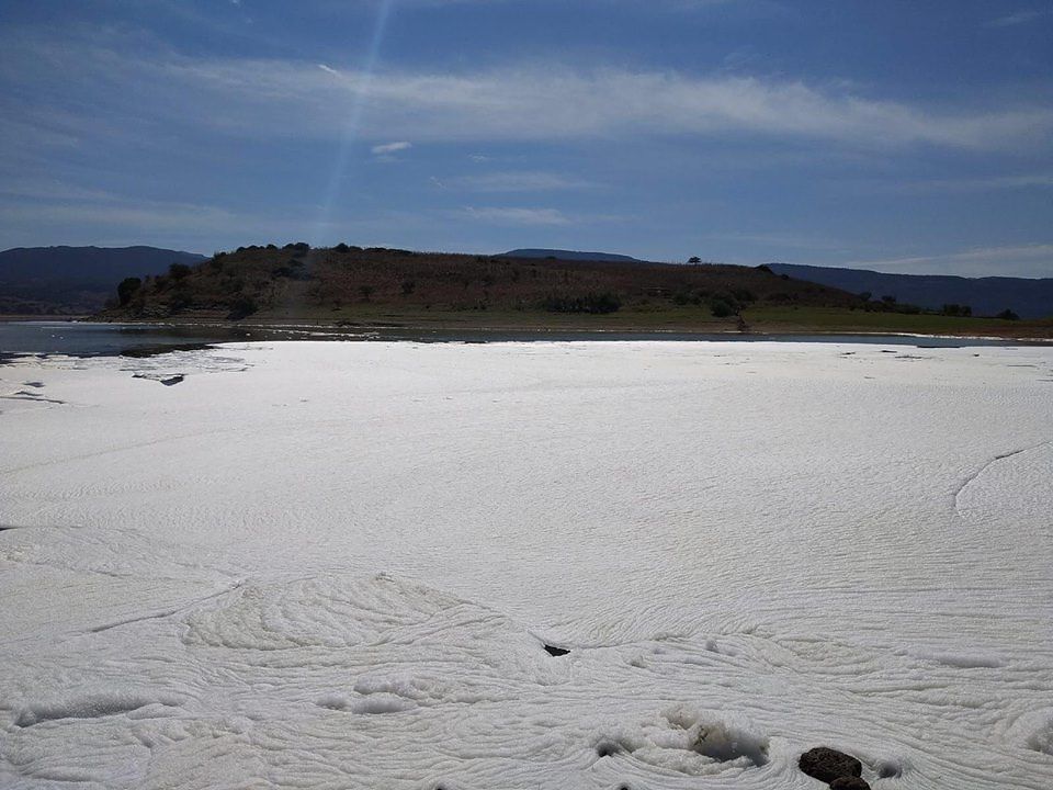 Schiuma invade il lago Omodeo, Pili: “Crimine verso l’ambiente”