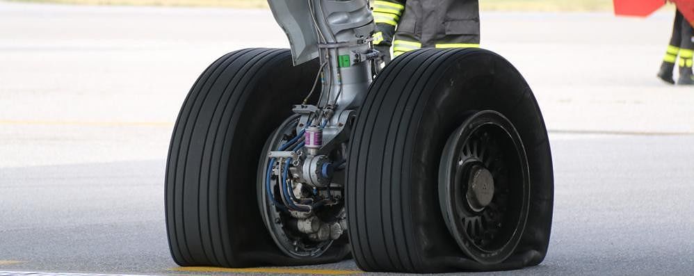 Roma, shock all’aeroporto: aereo torna indietro e atterra con le ruote sgonfie